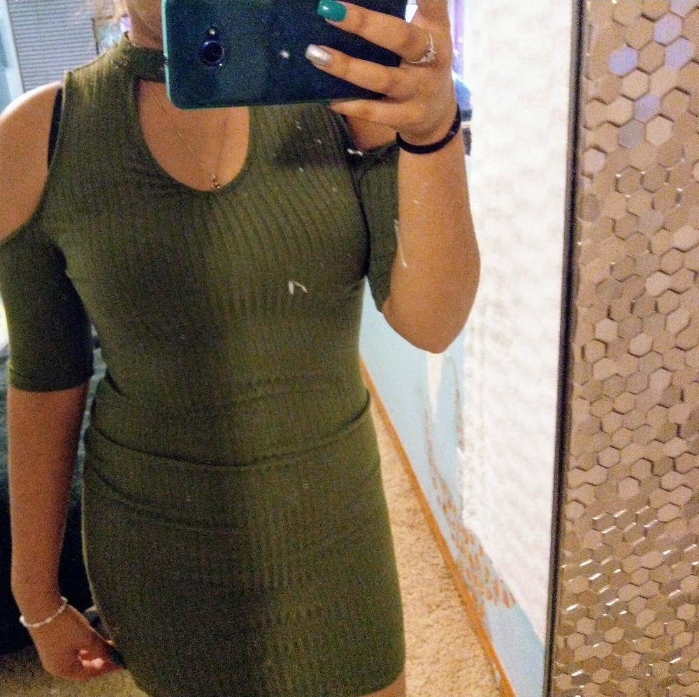 Off the shoulder dress w/ chocker